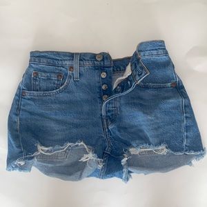 👖 LEVI JEAN SHORTS SIZE 24 LIGHTLY DISTRESSED 👖